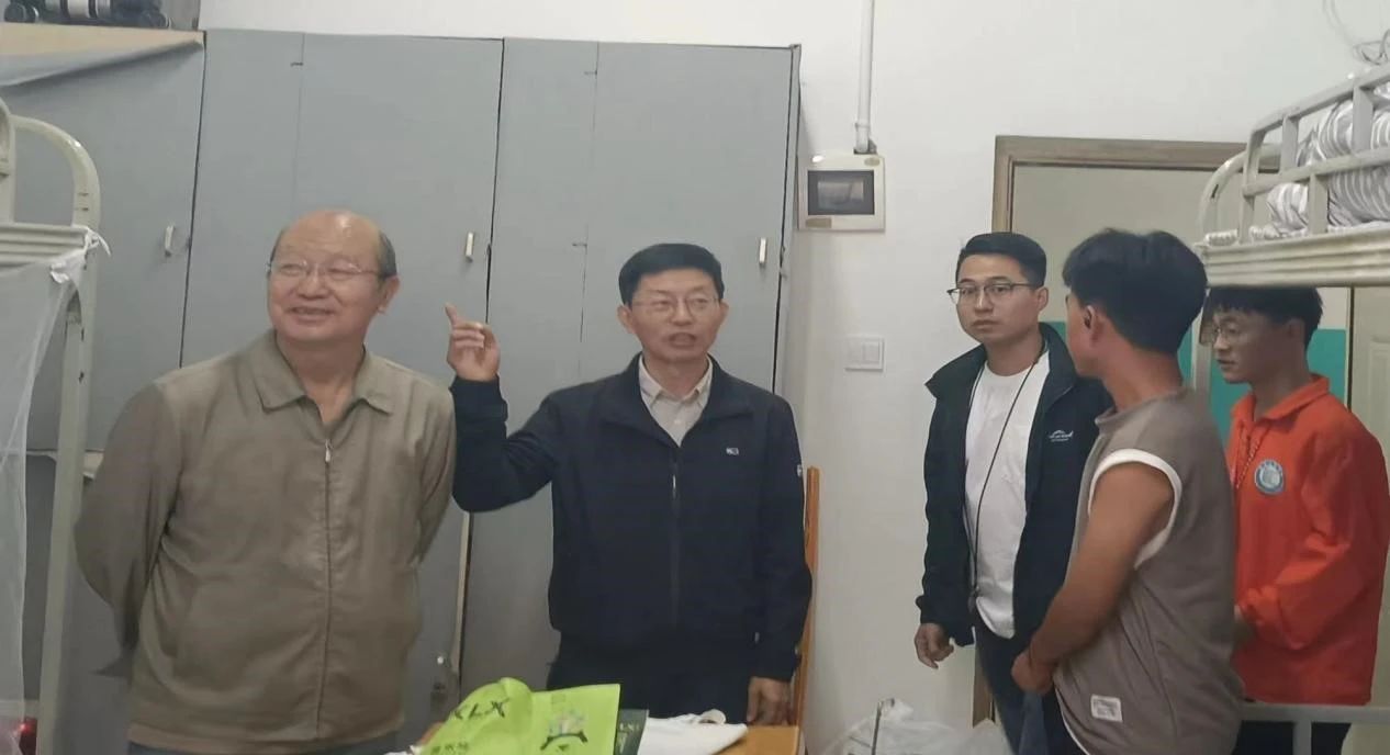 基层党建丨暖心走访，信息工程学院领导深入学生宿舍