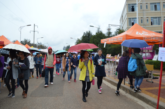 我校第一届“跳蚤市场”反应火爆