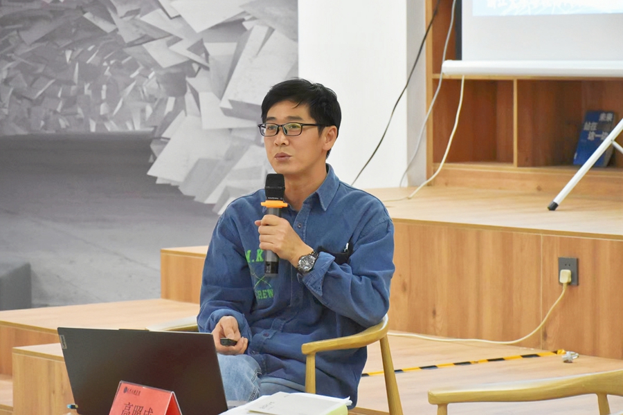 书香润心田，厚植爱国情——昆明文理学院“文学系列讲座”第三讲开讲